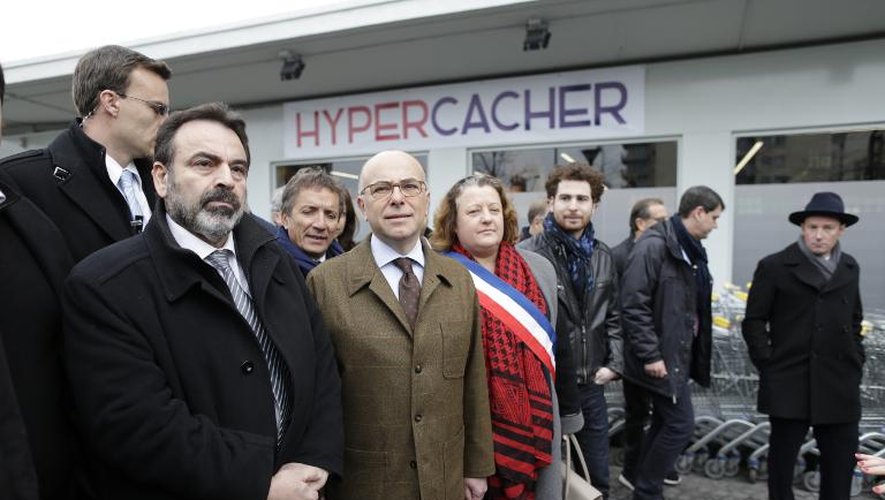 Le ministre de l'Intérieur Bernard Cazeneuve (C) et le président du Consistoire Joël Mergui (G) le 15 mars 2015 à l'Hyper Cacher de la porte de Vincennes à Paris