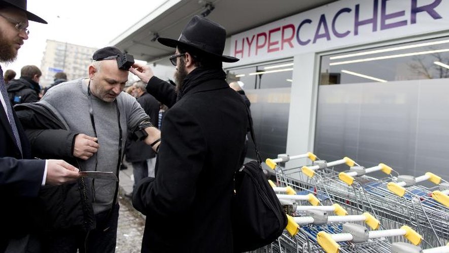 Des juifs en prière devant l'Hyper le 15 mars 2015  porte de Vincennes à Paris