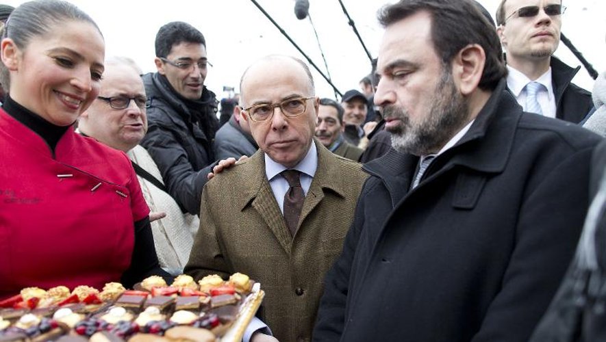 Le ministre de l'Intérieur Bernard  Cazeneuve et le président du Consistoire central, Joël Mergui le 15 mars 2015 devant l'Hyper Cacher de la porte de Vincennes à Paris