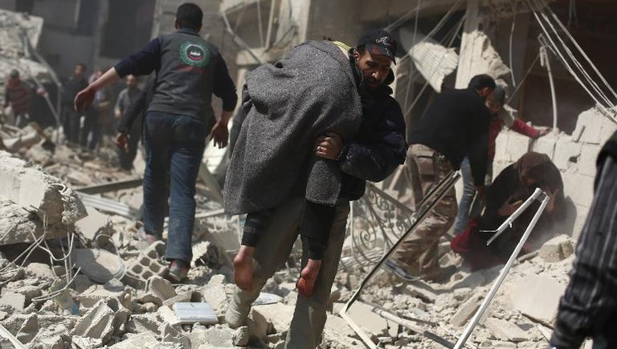 Evacuation d'une personne blessée lors de frappes aériennes le 15 mars 2015 à Douma