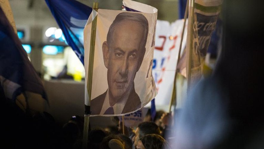 Les partisans du Premier ministre israélien sortant Benjamin Netanyahu brandissent son portrait le 15 mars 2015 à Tel Aviv
