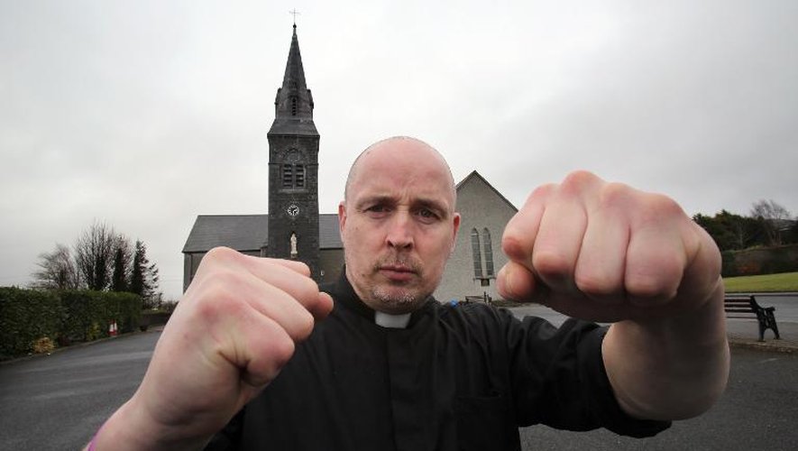 Le père Pierre "Jalapeno" Pepper devant l'église Saint-Rynaghs en Irlande, le 14 mars 2015