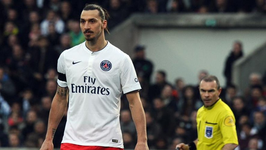 L'attaquant du PSG Zlatan Ibrahimovic, sous le regard de l'arbitre Lionel Jaffredo, face à Bordeaux, le 15 mars 2015 au stade Chaban-Delmas