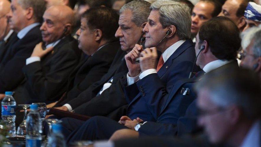 Le secrétaire d'Etat américain John Kerry (c) à côté du Premier ministre égyptien Ibrahim Mahlab lors de la conférence économique à Charm el-Cheikh le 13 mars 2015