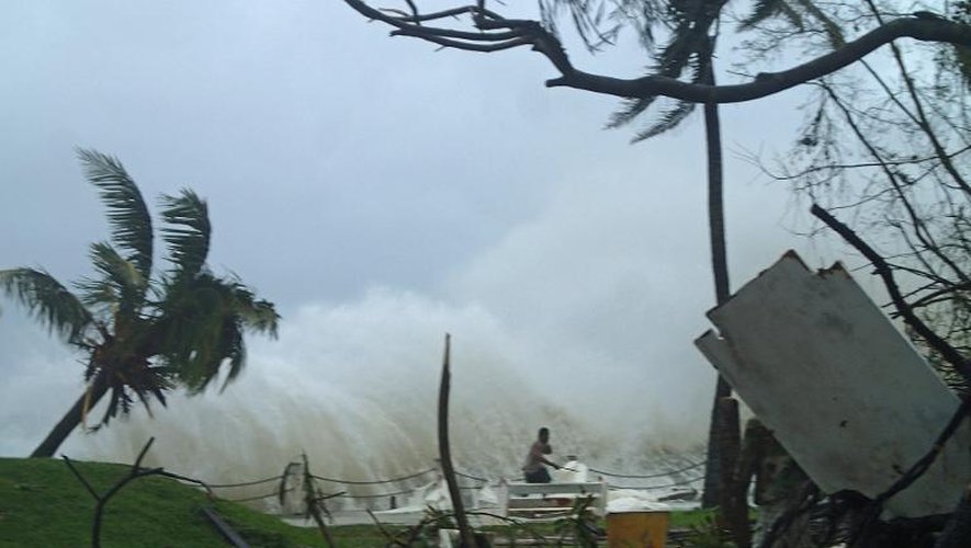 Photo prise le 14 mars 2015 et fournie le 15 mars d'un homme fuyant une vague géante provoquée par le passage du cyclone Pam à Port Vila, capitale du Vanuatu
