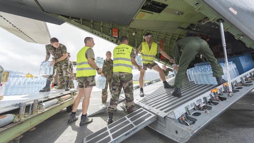 De l'aide à destination de Vanuatu est chargée à bord d'un avion le 15 mars 2015 à Nouméa
