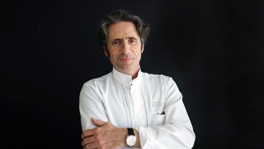 Le chef Gérald Passédat, pose le 12 mars 2015 dans son restaurant Le Môle à Marseille