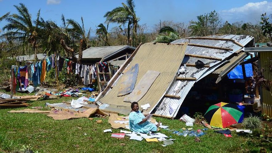 Une habitante de Port-Vila, la capitale du Vanuatu, près de sa maison endommagée par le cyclone Pam, le 17 mars 2015