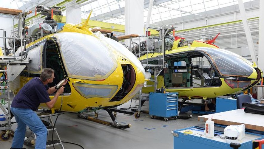 Des employés sur une ligne de production d'Airbus helicopters à Donauwoerth, dans le sud de l'Allemagne, le 9 octobre 2014