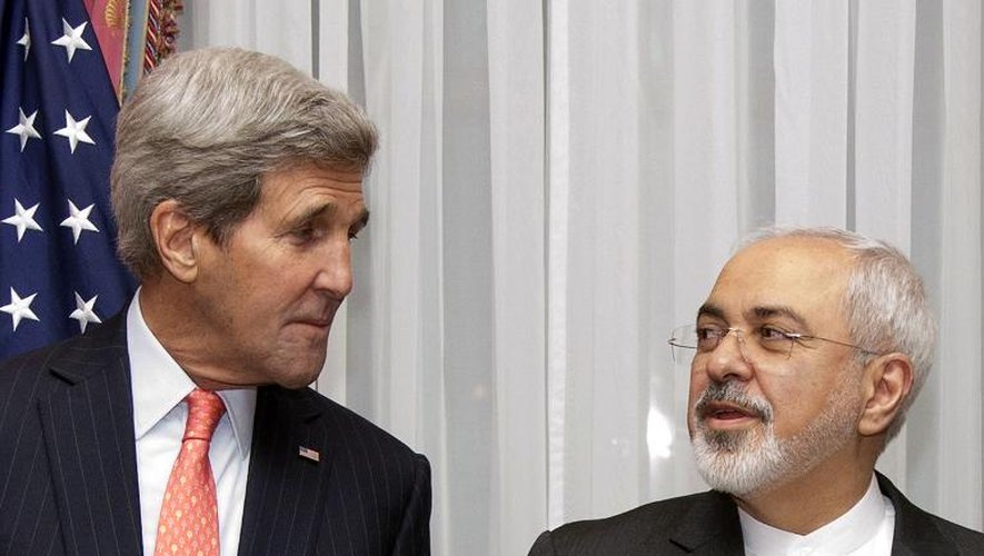 L'Américain John Kerry et l'Iranien Mohammad Javad Zarif posent avant la reprise des discussions à Lausanne le 16 mars 2015