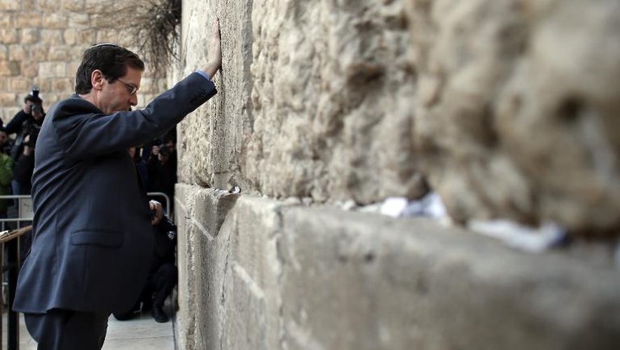 Le chef du parti travailliste israélien et candidat de l'Union sioniste Isaac Herzog prie au pied du Mur des lamentations à Jérusalem le 15 mars 2015