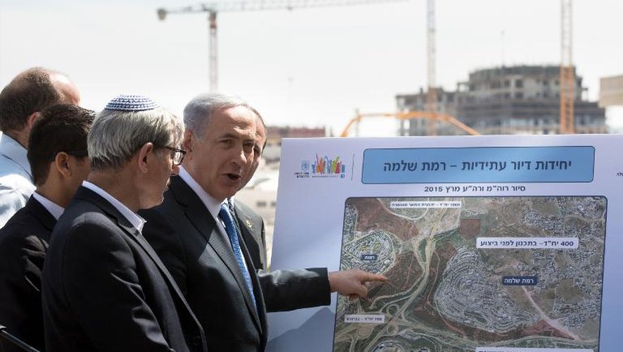 Le Premier ministre israélien Benjamin Netanyahu présente à Har Homa, à Jérusalem-ESt, une carte localisant la construction de nouveaux logements à Jérusalem-Est le 16 mars 2015