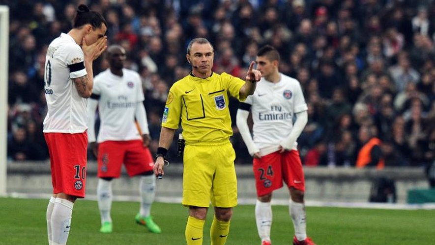 L'arbitre Lionel Jaffredo (au centre) avec l'attaquant du PSG Zlatan Ibrahimovic g) lors du match de L1 contre Bordeaux le 15 mars 2015 à Bordeaux