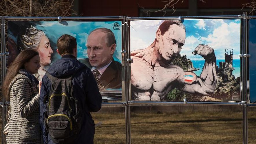 Des dessins à la gloire du président russe Vladimir Poutine dans une exposition de rue de bandes-dessinées inaugurée à Moscou, le 16 mars 2015, pour le premier anniversaire du référendum d'adhésion de la péninsule ukrainienne de Crimée à la Russie