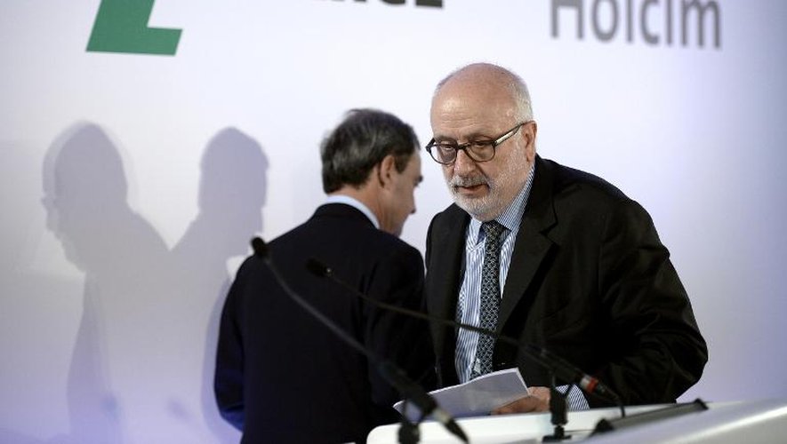 Rolf Soiron (d), président du conseil d'administration du Suisse Holcim, et Bruno Lafont, président du groupe cimentier français Lafarge, le 7 avril 2014 à Paris