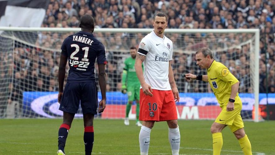 L'attaquant vedette du PSG Zlatan Ibrahimovic face au Bordelais Cédric Yambéré, lors du match arbitré par Lionel Jaffredo au stade Chaban-Delmas, le 15 mars 2015