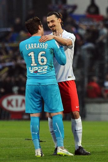 Zlatan Ibrahimovic échange avec le gardien de Bordeaux Cédric Carrasso à la fin du match perdu par le PSG, le 15 mars 2015 à Chaban-Delmas