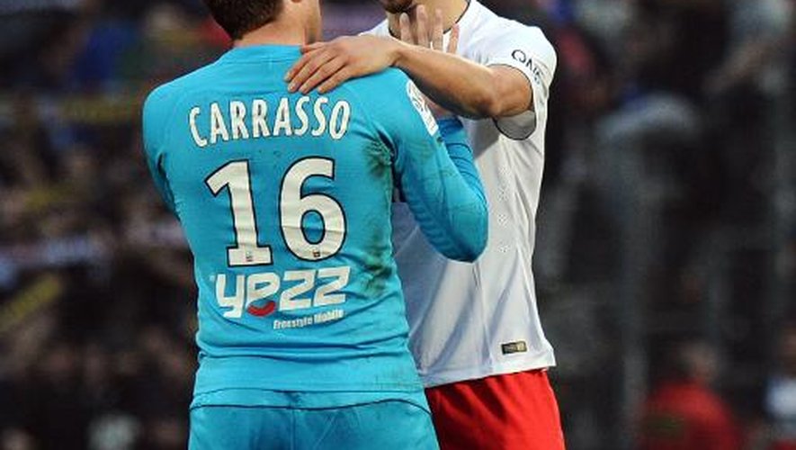 Zlatan Ibrahimovic échange avec le gardien de Bordeaux Cédric Carrasso à la fin du match perdu par le PSG, le 15 mars 2015 à Chaban-Delmas