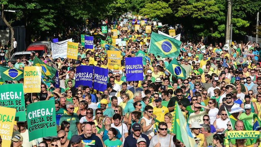 Manifestation contre la présidente Dilma Rousseff à Porto Alegre le 15 mars 2015