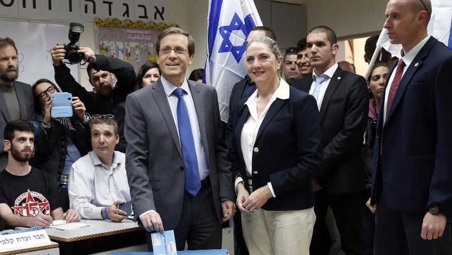 Le candidat travailliste aux législatives israéliennes Isaac Herzog (c) vote aux côtés de son épouse Michal (3e à d) à Tel Aviv le 17 mars 2015
