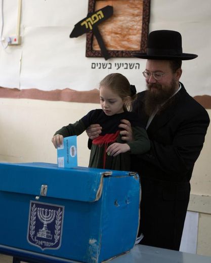 Un Juif ultra-orthodoxe et sa fille dans un bureau de vote de Jérusalem, le 17 mars 2015