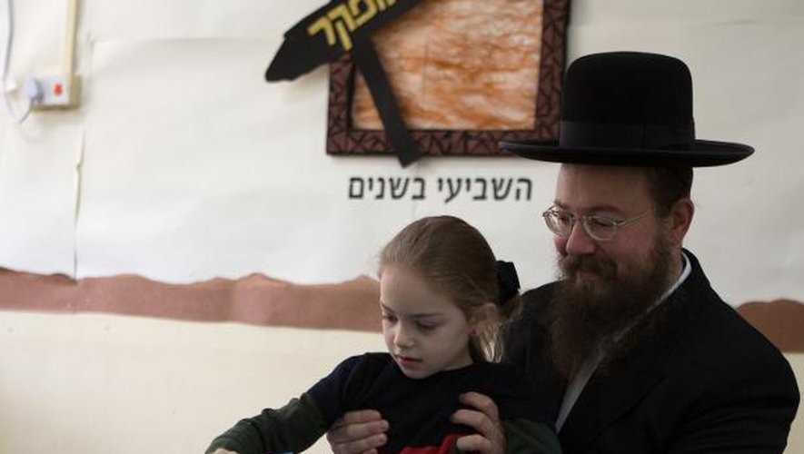 Un Juif ultra-orthodoxe et sa fille dans un bureau de vote de Jérusalem, le 17 mars 2015