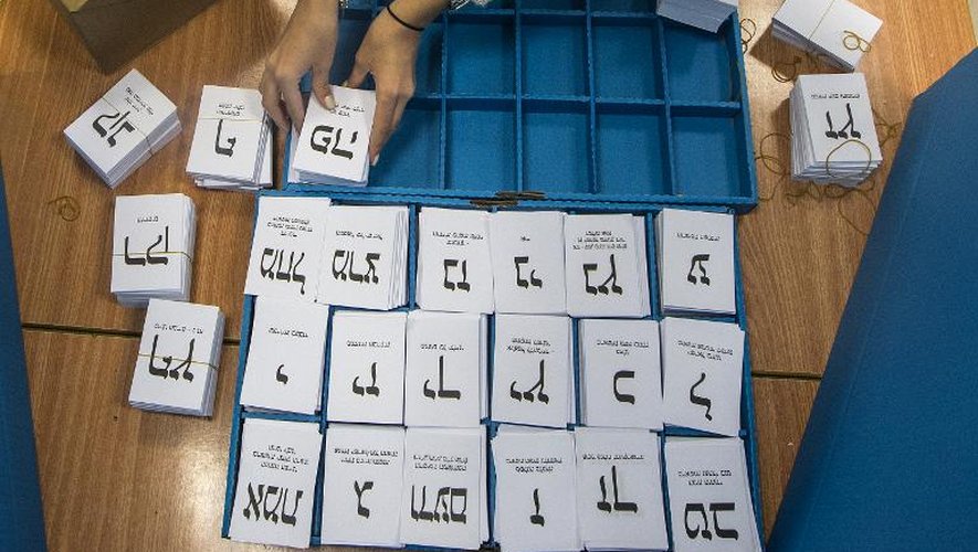 Un fonctionnaire empile des bulletins dans un bureau de vote de la ville israélienne de Haïfa, le 17 mars 2015