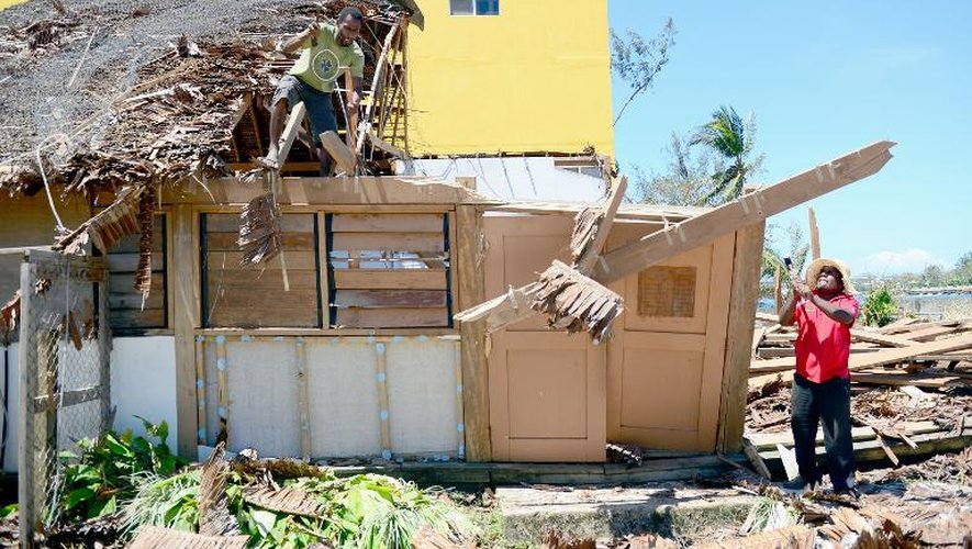 Un homme constate les dégâts sur sa maison après le passage du cyclone à Port-Vila le 17 mars 2015