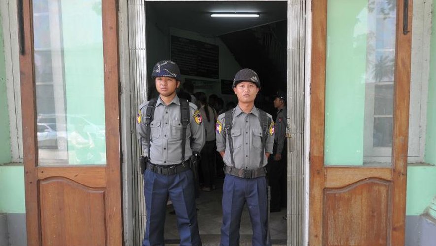 Des policiers devant l'entrée du tribunal qui a condamné le 17 mars 2015 un Néo-Zélandais et deux Birmans à deux ans et demi de prison pour insulte à la religion