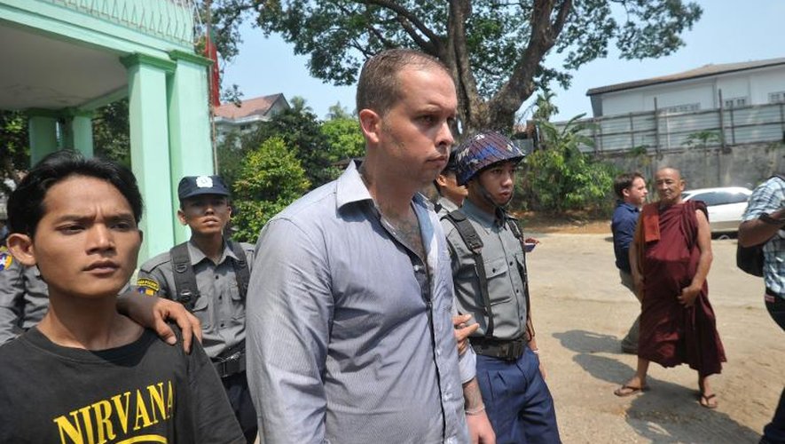 Philip Blackwood (c), escorté par des policiers, arrive au tribunal qui va le condamner à deux ans et demi de prison pour insulte à la religion, le 17 mars 2015
