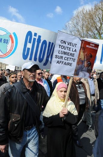 Des personnes manifestent à Paris le 10 avril 2010, pour réclamer "justice" après la mort le 31 mars d'un vigile de Bobigny