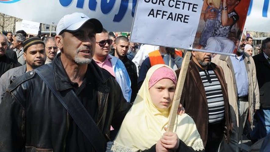 Des personnes manifestent à Paris le 10 avril 2010, pour réclamer "justice" après la mort le 31 mars d'un vigile de Bobigny