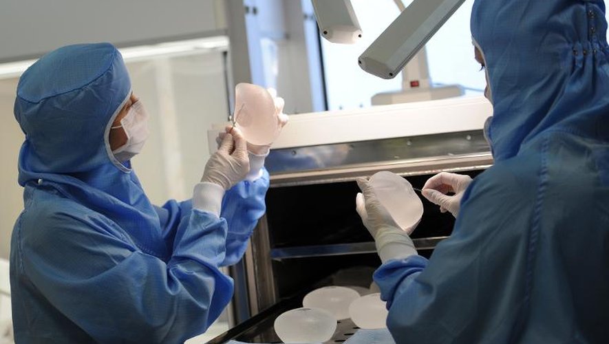 Des techniciens vérifient la qualité d'implants mammaires de silicone dans un laboratoire français