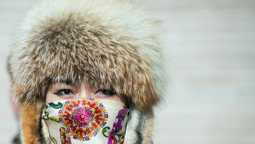 Une femme mongole coiffée d'une toque traditionnelle à Oulan-Bator le 9 février 2015