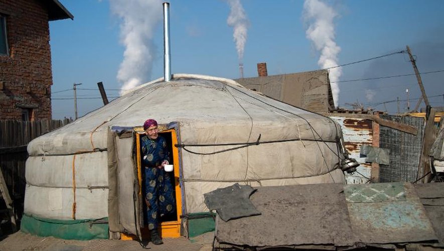 Une femme mongole devant sa yourte à Oulan-Bator le 11 février 2015