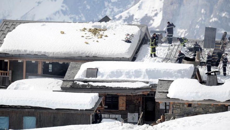 Les pompiers s'activent pour éteindre le feu sur le toit du restaurant de Marc Veyrat à Manigod le 17 mars 2015