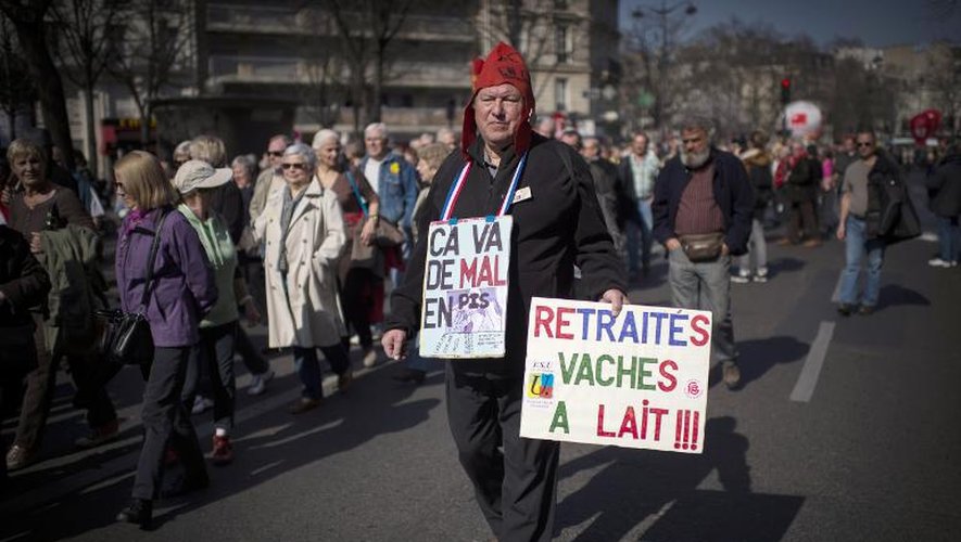 "Retraités, vaches à lait": coiffé d'un bonnet phrygien, un manifestant proteste contre la baisse du pouvoir d'achat des retraités, le 17 mars à Paris