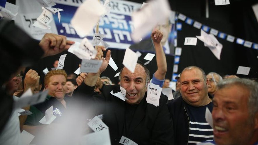 Les supporters du Likoud après les premiers résultats des sondages à la sortie des urnes, au siège du parti, à Tel Aviv
