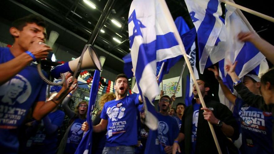 Des militants devant le quartier général du parti de l'Union sioniste (centre-gauche) à Tel Aviv