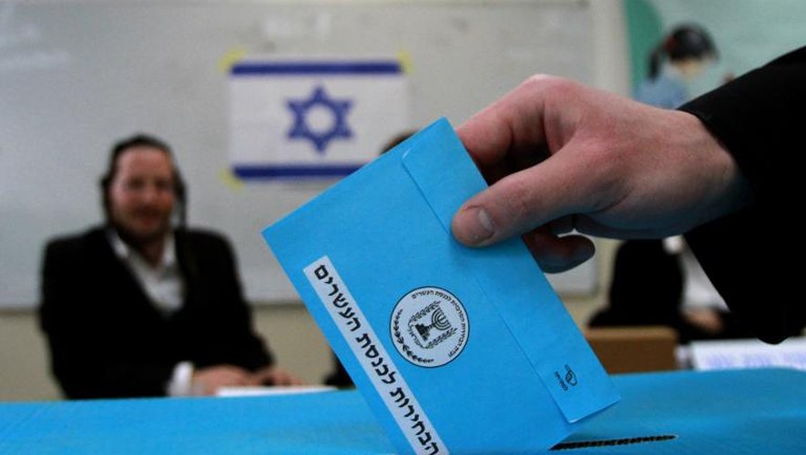 Un juif orthodoxe dans un bureau de vote à Bnei Brak, près de Tel Aviv