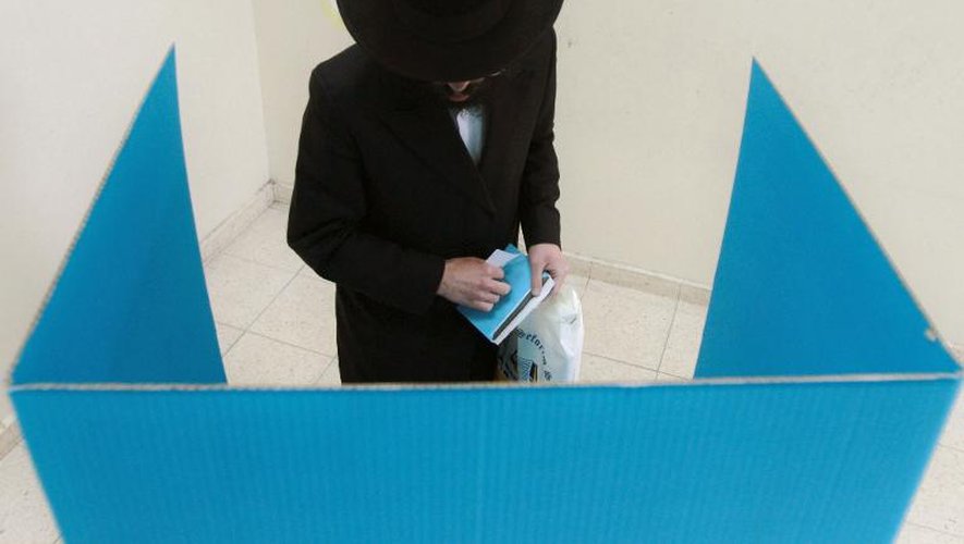 Un juif orthodoxe vote à Tel Aviv