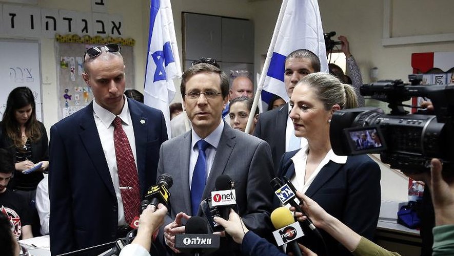 Le leader travailliste Isaac Herzog (c) face à la presse après avoir voté à Tel Aviv