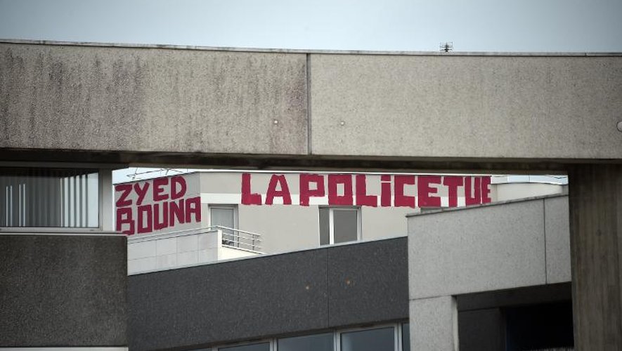 Un graffiti sur un bâtiment proclame "Zyed, Bouna, la police tue", le 16 mars 2015 près du tribunal de Rennes