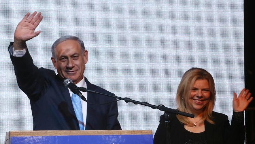 Le Premier ministre israélien Benjamin Netanyahu (g), aux côtés de son épouse Sara, salue ses partisans le 17 mars 2015 à Tel-Aviv