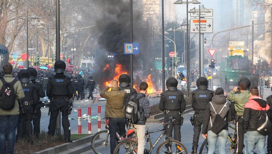La police allemande utilise des canons à eau pour disperser des manifestants venus de toute l'Europe pour protester contre les politiques d'austérité, à l'occasion de l'inauguration du nouveau siège de la BCE le 18 mars 2015 à Francfort