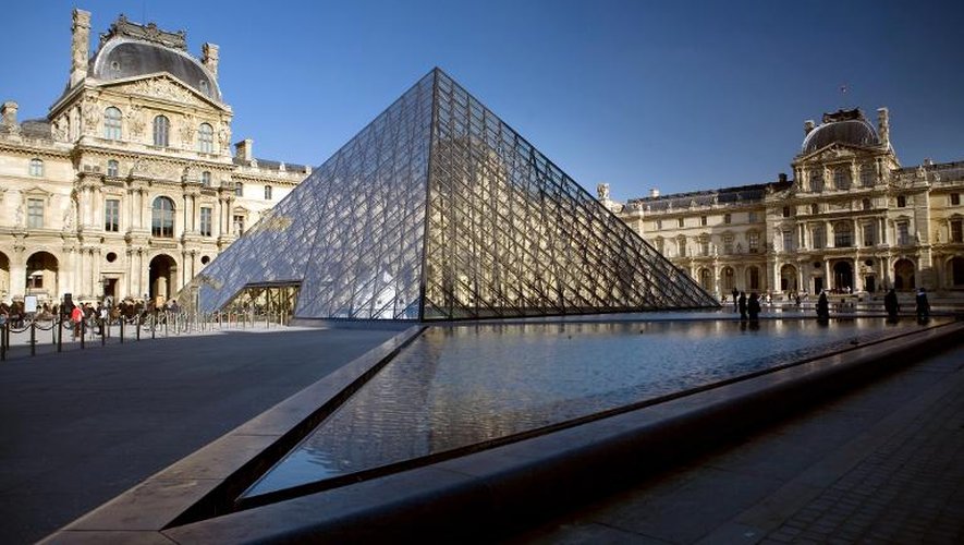 La pyramide du musée du Louvre à Paris, le 16 février 2010