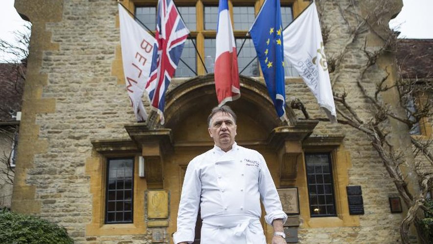 Le chef français Raymond Blanc pose devant le Manoir au Quat'Saisons, son hôtel-restaurant deux étoiles au Michelin, dans le village miédéval de Great Milton, près d'Oxford, le 16 mars 2015
