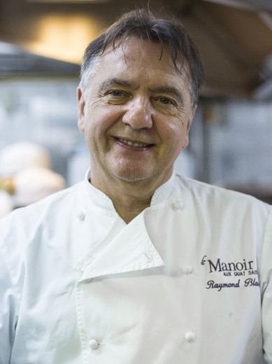 Le chef français Raymond Blanc, héros de l'émission télévisée "The Very Hungry French Chef" ("Le très affamé chef français"), pose dans la cuisine de son restaurant, le 16 mars 2015 à Great Milton, en Angleterre