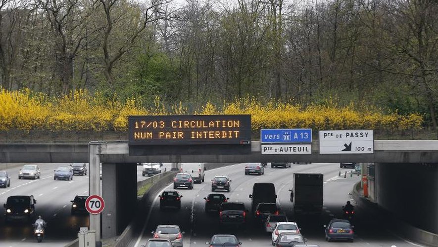 Un panneau d'information au dessus du périphérique à Paris indique aux usagers que la circulation est alternée, à cause d'un pic de pollution, le 17 mars 2014