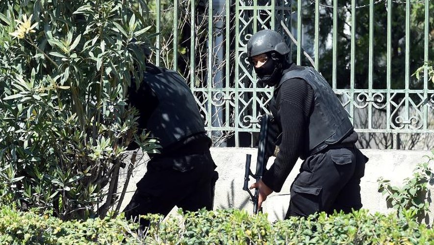 Des forces de sécurité tunisiennes près du musée du Bardo à Tunis où a eu lieu une attaque le 18 mars 2015
